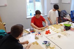 Großes Plätzchenbacken der Messdiener im Lambrechter Pfarrhaus